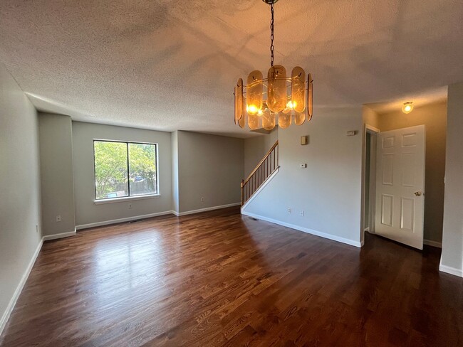 2 Bed/ 1 Bath- Renovated Duplex Condo W/ G... - 2 Bed/ 1 Bath- Renovated Duplex Condo W/ G... Unit E