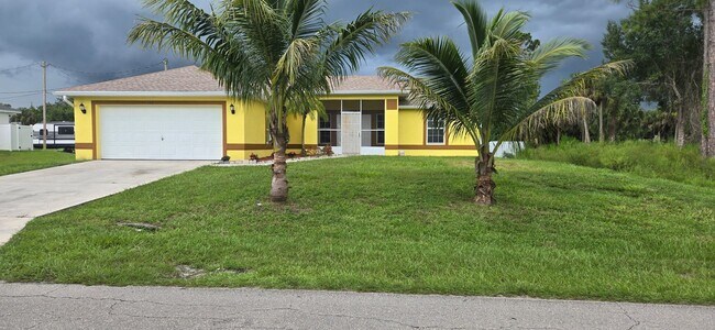 Building Photo - Huge Three Bedroom- 2 bath + den, 2 car ga... Rental