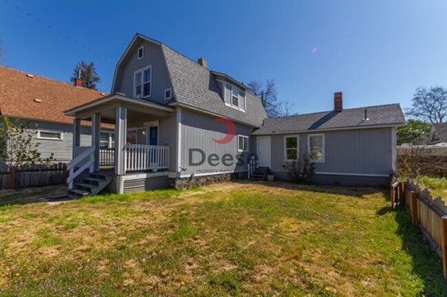 Building Photo - Adorable Home Centrally Located