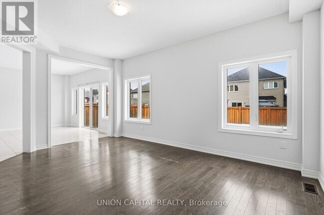 Photo - 943 Larter St