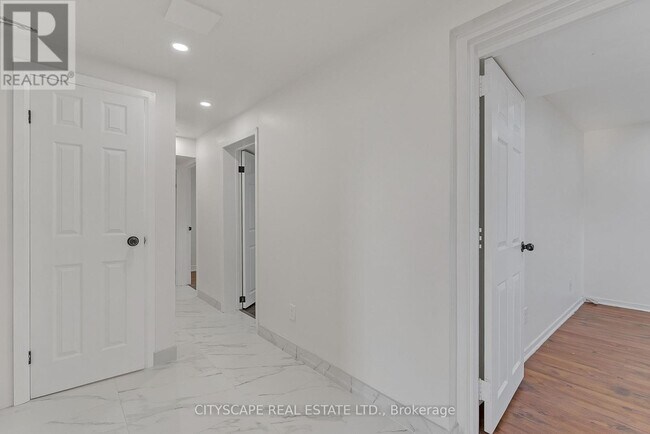 Photo - 2724 Lake Shore Blvd W