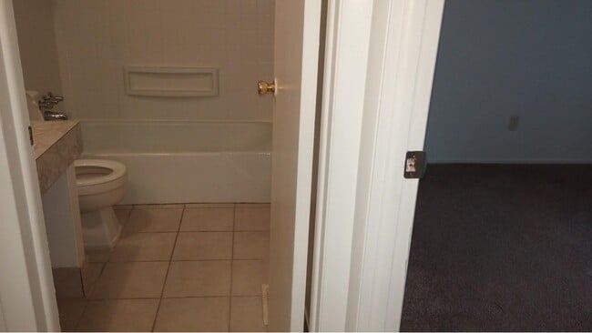 Photo - 4692 Charecote Ln Unidad D