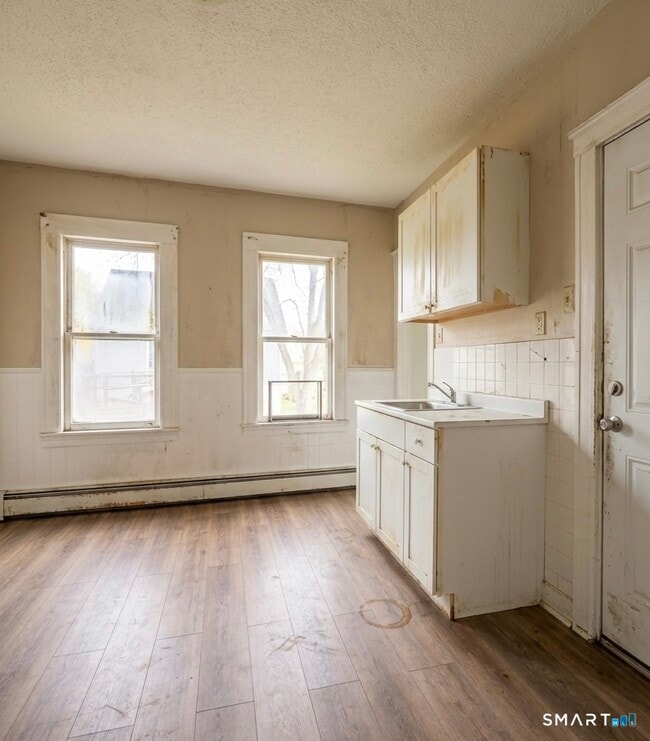 Photo - 341 Stanley St