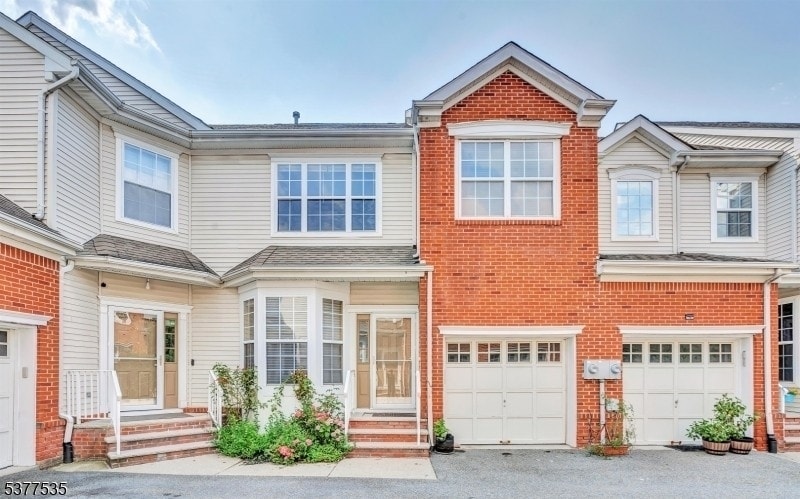 Photo - 65 Albert Ct Townhome