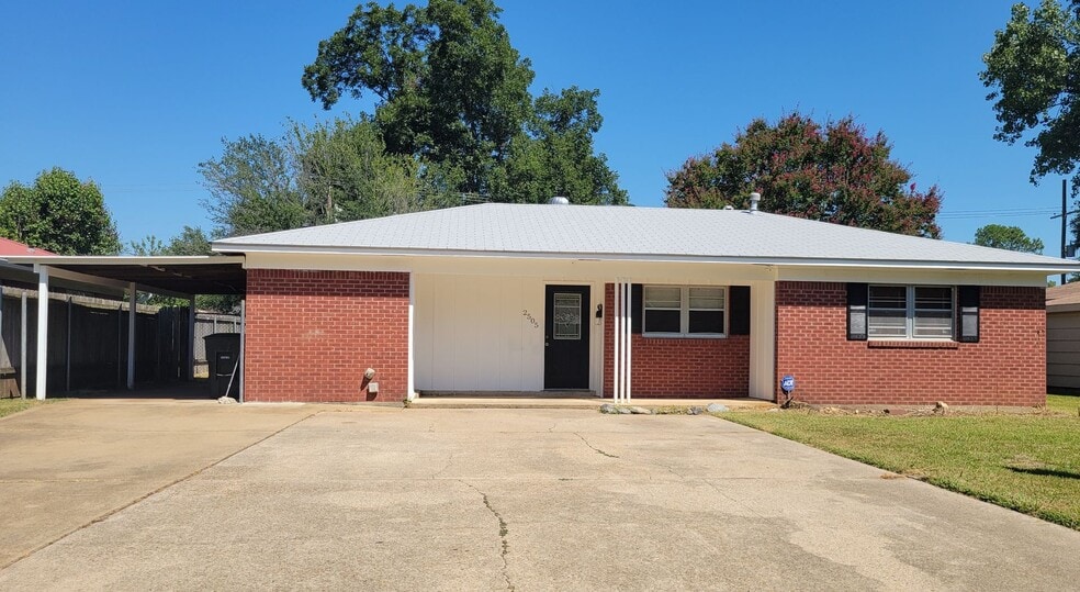 2505 Douglas Dr