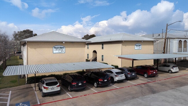 Exterior en W. Hickory St. - Pecan Grove Apartments