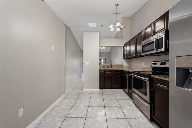 Photo - 140 Lakepointe Cir