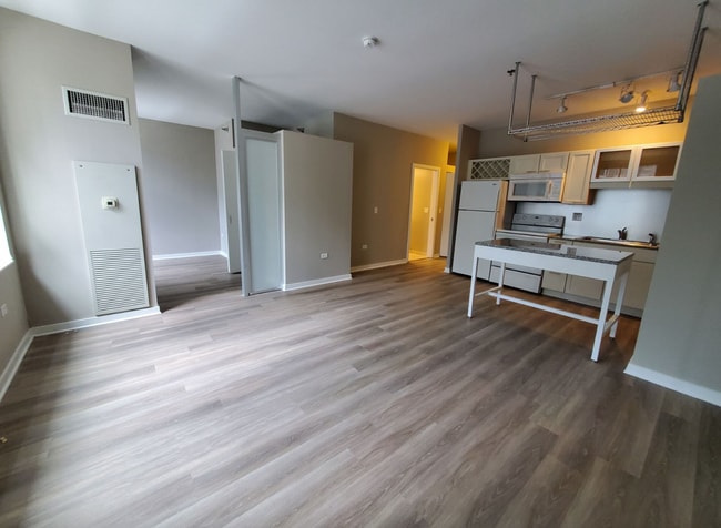 Building Photo - 222 W Randolph St Rental