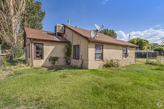 Building Photo - Charming Fixer-Upper on Expansive Land Rental