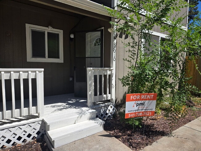 Building Photo - Recently updated 2/1.5 townhome next to the hospital
