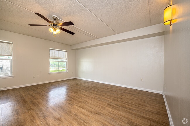 1BR, 1BA - 700SF - Living Room/Dining Room