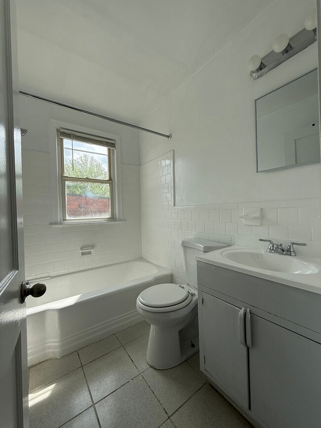 Photo - 2425 E St NE Unit 3