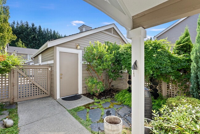 Patio delantero privado con fuente de agua opcional - 1220 Weaver Rd NW