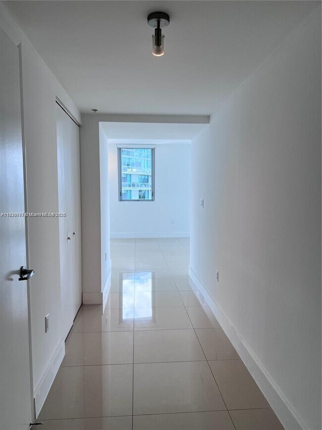 Photo - 92 SW 3rd St Unidad 2210