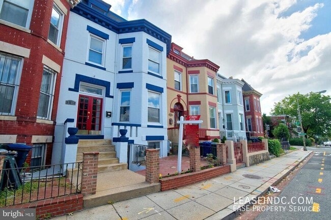 Building Photo - 1207 6th St NE Unit #B