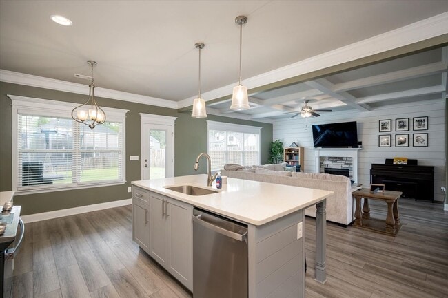 Photo - 707 Navan Ln