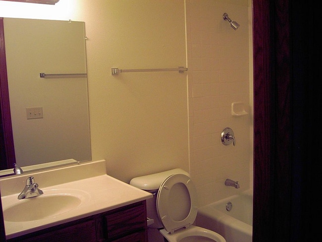 Photo - 2008 MacArthur Rd