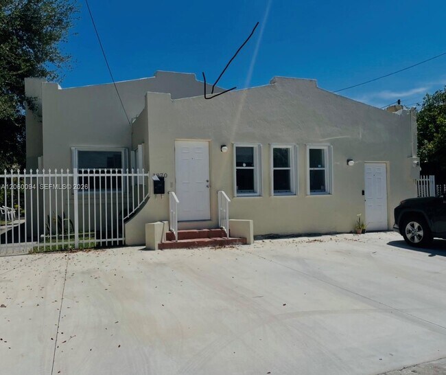 Building Photo - 1870 NW 5th St Unit 1