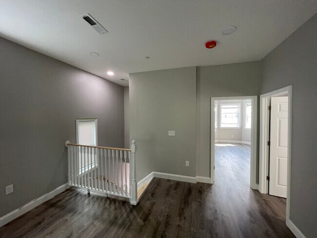 Unidad dos: (de izquierda a derecha) vista de la escalera/entrada, dormitorio principal, dormitorio uno. - 34 Falcon St Unidad 1