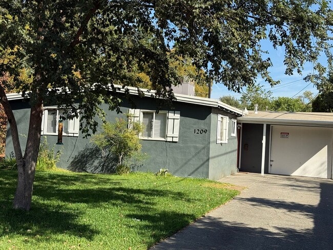 Building Photo - Charming Pet Friendly 3-Bedroom in Quiet C... Rental