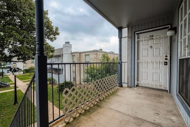 Building Photo - 6606 De Moss Dr Unit 1212