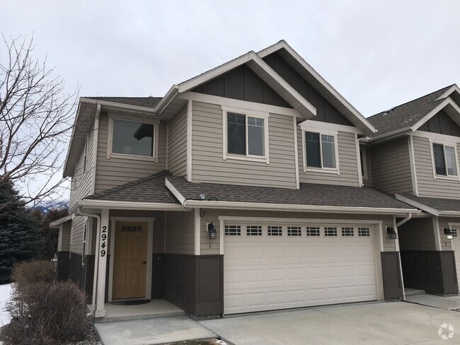 Building Photo - Centrally located 3 bed 2.5 bath condo for...