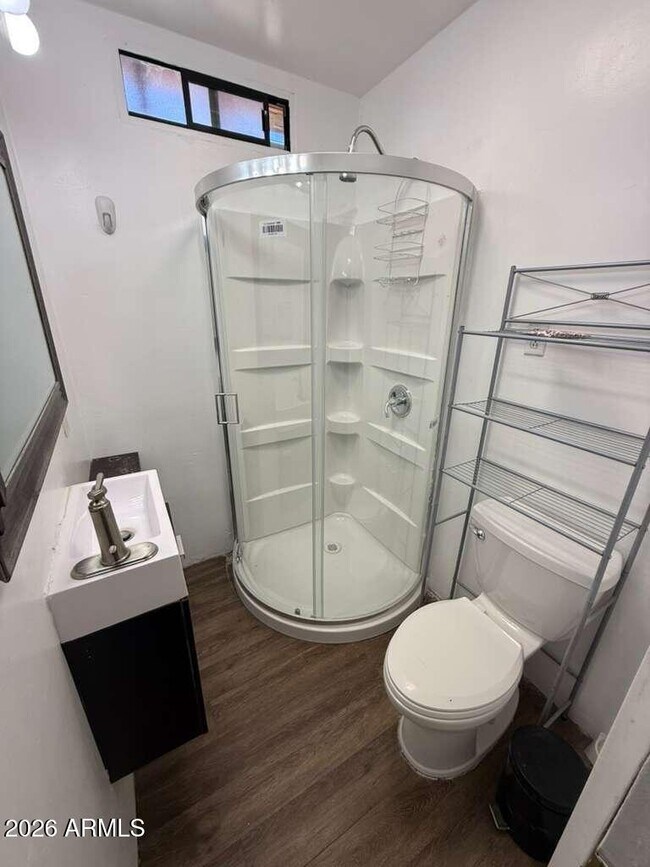 Photo - 936 E 8th St Unidad Rear