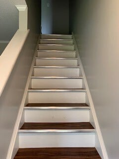 Escaleras que suben al segundo piso. - 5809 Shady Grove Cir