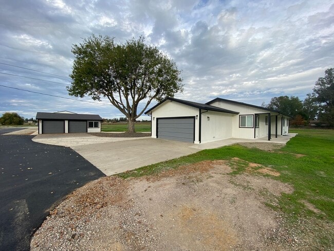 Building Photo - Fully Renovated Home on 5 Acres