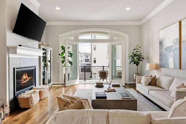 306 W Saulnier St