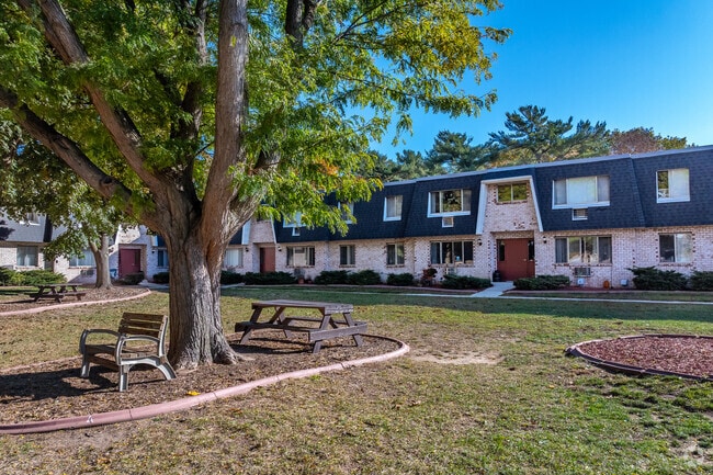 Photo - Garden Bay Square