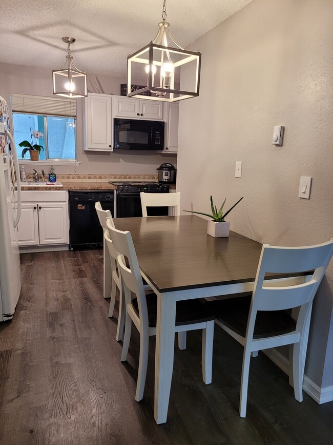 Kitchen - 107 Schafer St Unit 10b