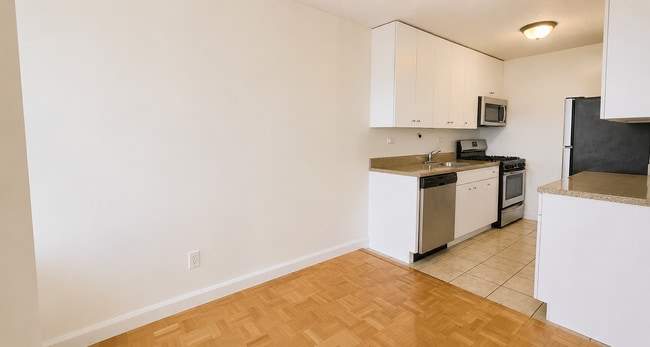 Building Photo - 302 W 98th St