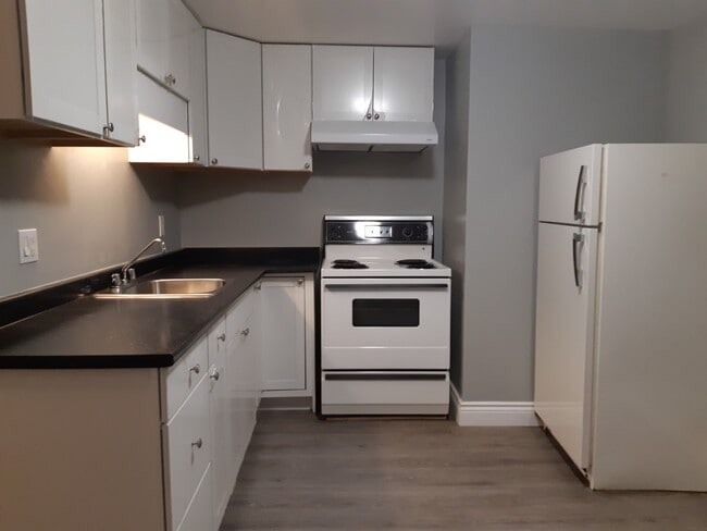 Building Photo - 10 Maxim Cres Unit Basement 1bdr