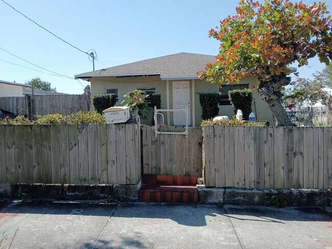 Photo - 850 Nottingham Blvd Unidad 1