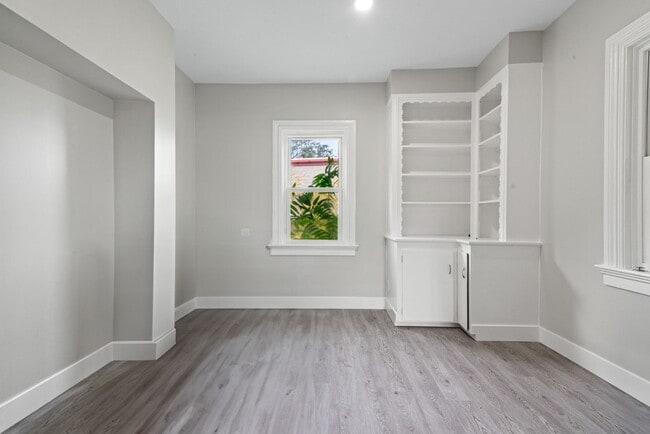 Photo - Spacious 3-Bedroom Home with Sunroom & Off...