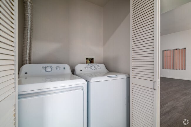 2BR, 2BA - 1,168 SF - In-unit Laundry
