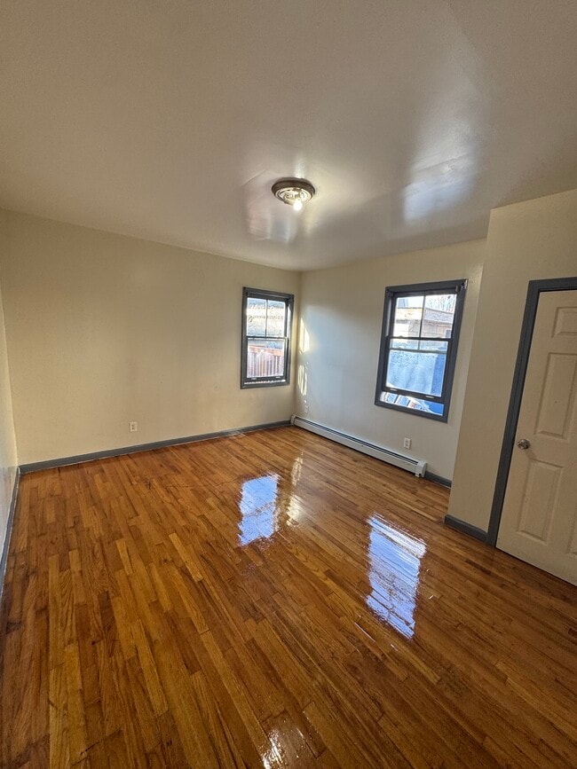 Building Photo - 154 Clarence St Unit 2