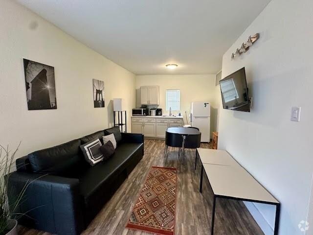 Building Photo - 735 W 10th St Unit A Rental