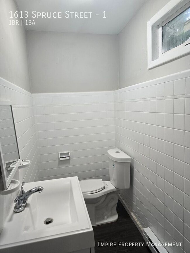 Building Photo - 1613 Spruce St Unit 1 Rental