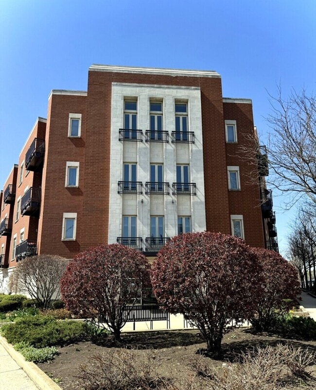 Building Photo - 1075 W Roosevelt Rd Unit 305