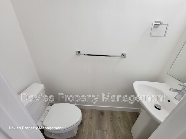 Photo - 2710-2766 66 St SW