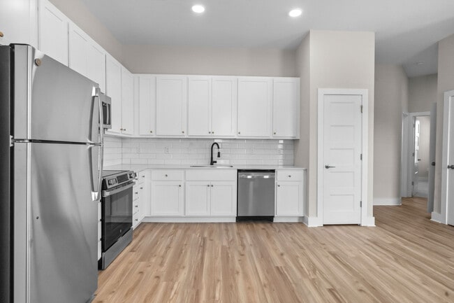 2BR, 2BA - 1079SF - Kitchen