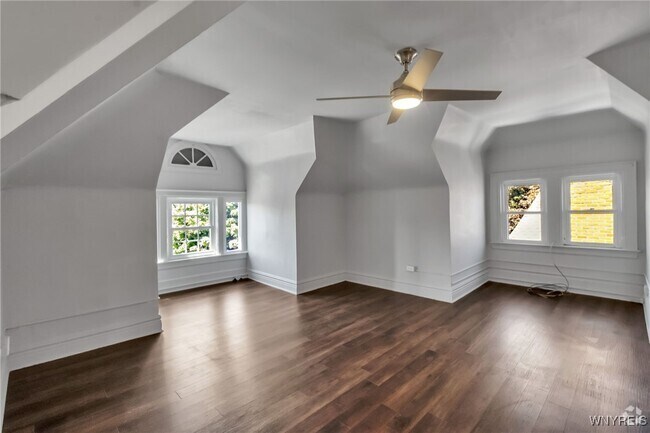 Building Photo - 522 W Ferry St Rental