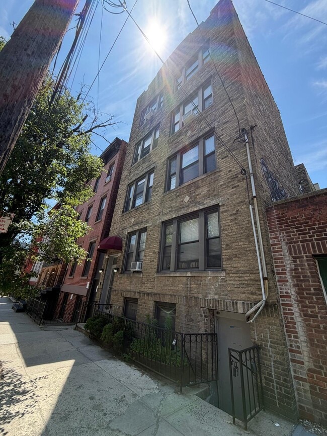 Building Photo - 247 MONTGOMERY St Unit 6