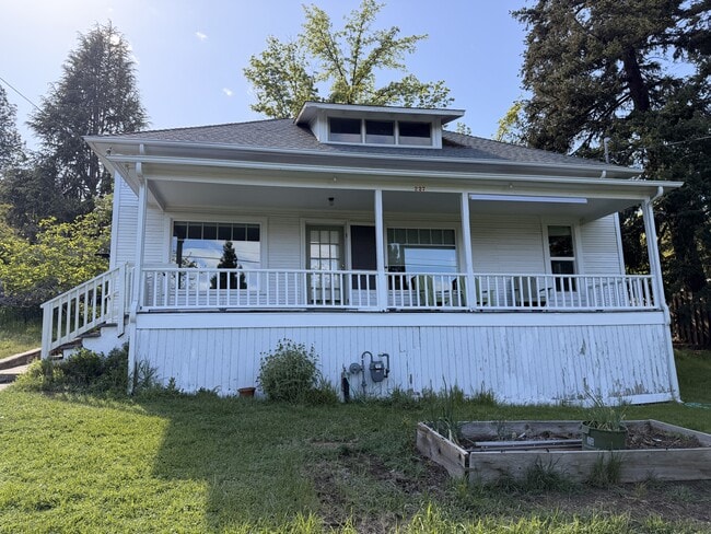 Building Photo - 227 Meade St