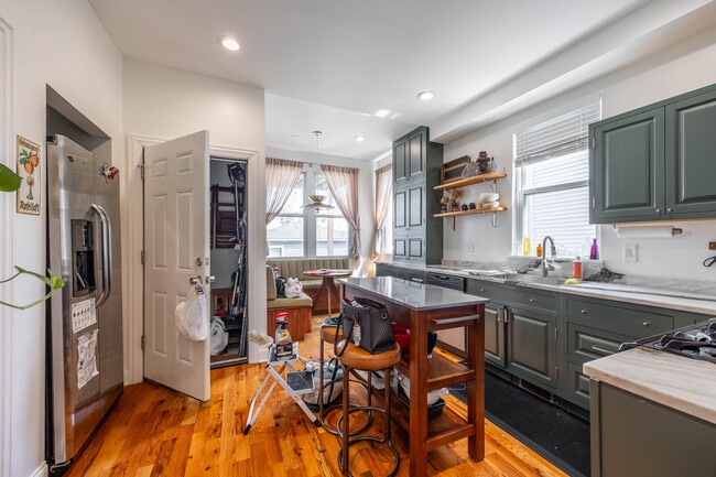 Building Photo - 2833 N Spaulding Ave Unit 1 Rental