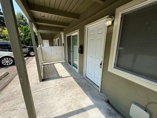 Building Photo - 2 Bedroom Ground Level Unit 703