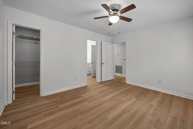 Building Photo - 1033 Oak Lake Ct Unit Downstairs Bedroom