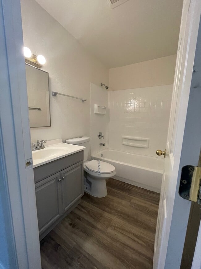 Photo - 2109 Daley Street